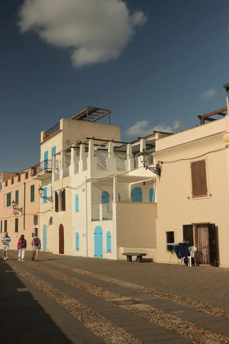 Strade soleggiate di Alghero con architettura catalana