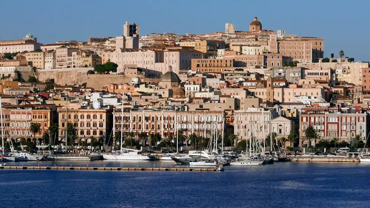 Lungomare storico di Cagliari sotto cieli sereni