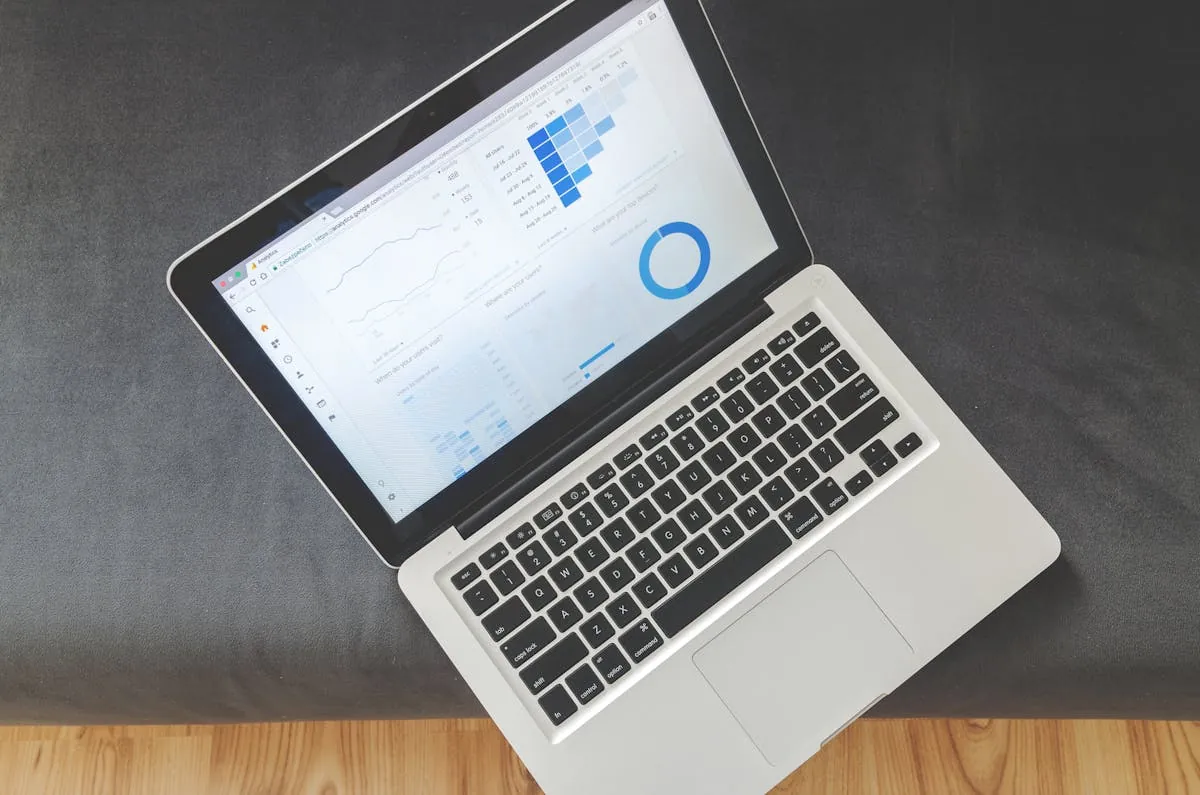 I tre pilastri SEO: analisi dati su laptop