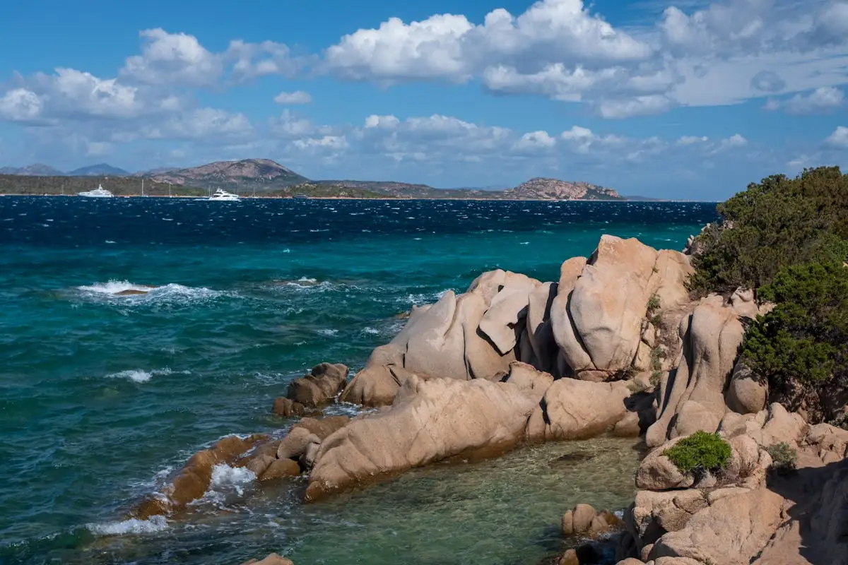 Panorama costiero della Sardegna con acque cristalline