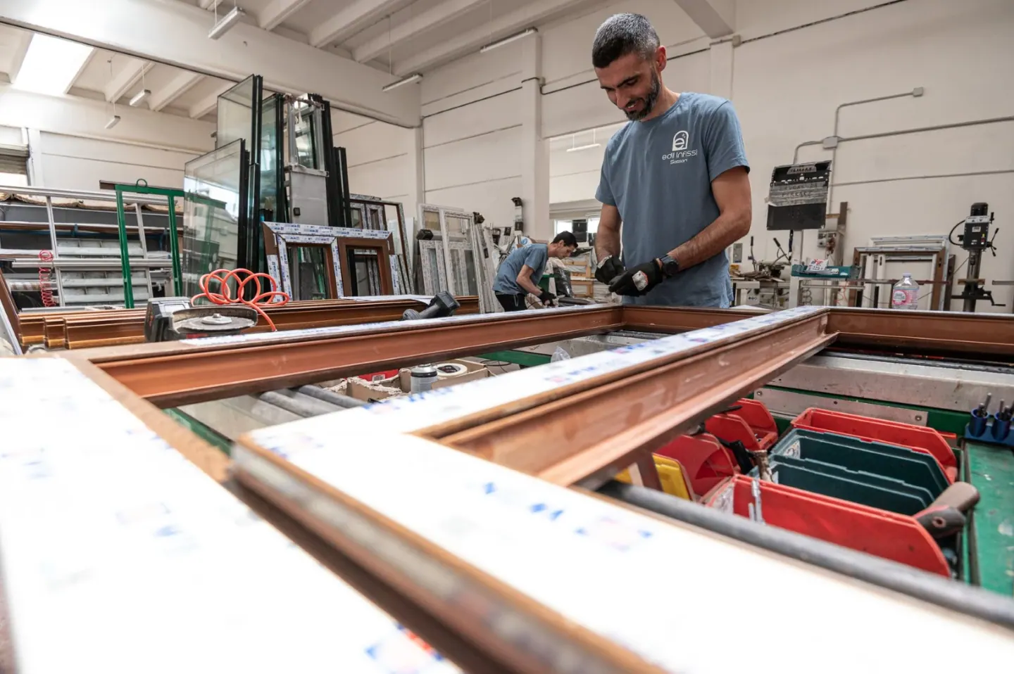 Il team Edil Infissi durante la produzione di infissi su misura a Sassari